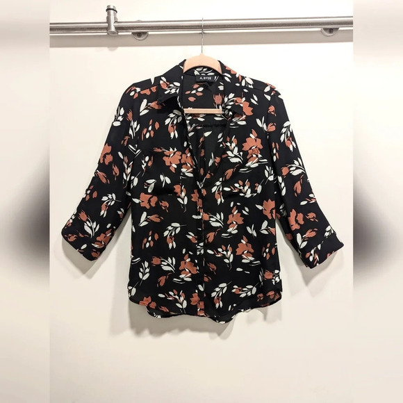🛑 Missing 2 Buttons 🛑 Black Floral Button Down Blouse Size Medium - Picture 1 of 6